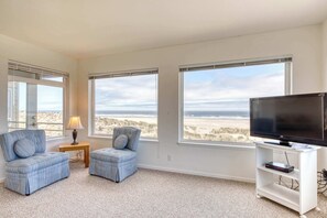 TV - Oceanfront dog-friendly house w/deck overlooking the water (Bandon)