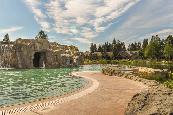 Pool - Luxury home with private hot tub, bikes & fireplace - quarry pool & tennis access (Sunriver)
