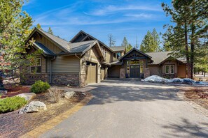 Exterior - Luxury home with private hot tub, bikes & fireplace - quarry pool & tennis access (Sunriver)