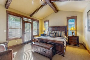 5 bedrooms, iron/ironing board, travel cot, WiFi - Luxury home with private hot tub, bikes & fireplace - quarry pool & tennis access (Sunriver)
