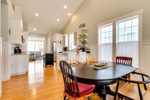 Dining - Lovely Modern Home with Private Hot Tub and WiFi Near the Bay - Dog-Friendly (Manzanita)