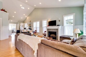 TV, fireplace, DVD player, offices - Lovely Modern Home with Private Hot Tub and WiFi Near the Bay - Dog-Friendly (Manzanita)