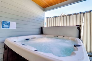 Indoor spa tub - Lovely Modern Home with Private Hot Tub and WiFi Near the Bay - Dog-Friendly (Manzanita)