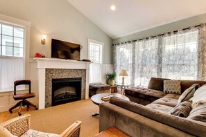 TV, fireplace, DVD player, offices - Lovely Modern Home with Private Hot Tub and WiFi Near the Bay - Dog-Friendly (Manzanita)