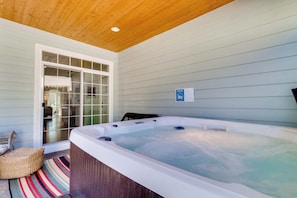 Indoor spa tub - Lovely Modern Home with Private Hot Tub and WiFi Near the Bay - Dog-Friendly (Manzanita)