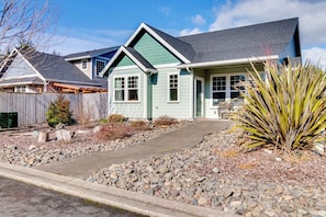 Exterior - Lovely Modern Home with Private Hot Tub and WiFi Near the Bay - Dog-Friendly (Manzanita)