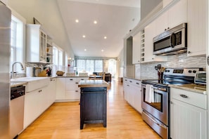 Fridge, microwave, oven, stovetop - Lovely Modern Home with Private Hot Tub and WiFi Near the Bay - Dog-Friendly (Manzanita)