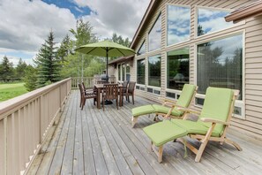 Outdoor dining - Inviting Sunriver Home with Golf Course Views and a Private Hot Tub - SHARC Access (Sunriver)