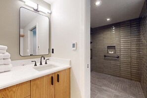 Shower, hair dryer, towels, shampoo - Comfy Home with Private Hot Tub, SHARC Passes & Entertainment (Sunriver)