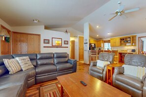 TV, fireplace, DVD player - Comfy Home with Private Hot Tub, SHARC Passes & Entertainment (Sunriver)