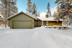 Exterior - Comfy Home with Private Hot Tub, SHARC Passes & Entertainment (Sunriver)