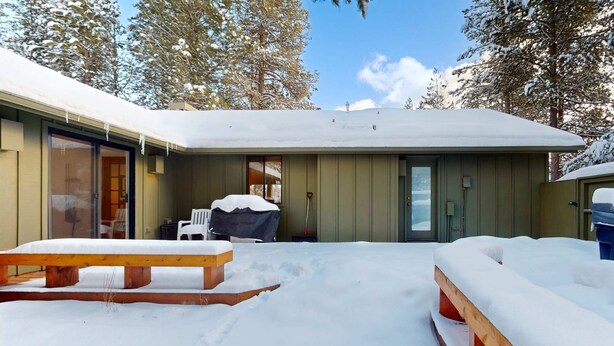 A covered outdoor area with a wooden bench and a picnic table, surrounded by snow-covered ground and trees. - Comfy Home with Private Hot Tub, SHARC Passes & Entertainment (Sunriver)