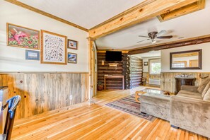 TV, offices - Dog-friendly cabins with partial ACs, courtyard access, mtn/valley views, & WiFi (White Salmon)