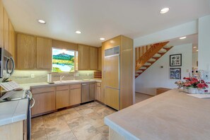 Fridge, microwave, oven, stovetop - Beautiful Glaze Meadow home with golf course views & private hot tub (Black Butte Ranch)