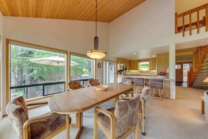 Dining - Beautiful Glaze Meadow home with golf course views & private hot tub (Black Butte Ranch)