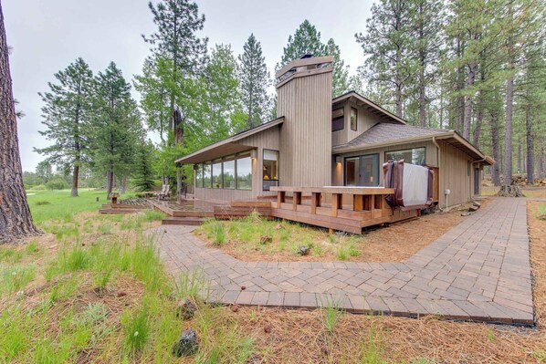 Exterior - Beautiful Glaze Meadow home with golf course views & private hot tub (Black Butte Ranch)