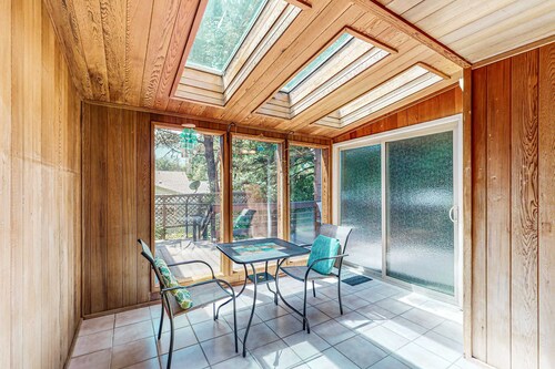 Pleasant home in Waldport with garden, inviting deck & sunroom