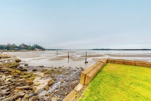 On the beach - Quiet, newly built, bayfront beauty with marvelous sunset views & jetted tub (Coos Bay)