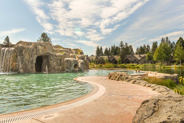 Pool - Luxurious home with private hot tub, game room firepit, pool & tennis court (Sunriver)