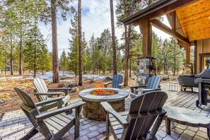 Terrace/patio - Luxurious home with private hot tub, game room firepit, pool & tennis court (Sunriver)
