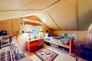 Room - Unwind in nature's embrace at a 1925 cabin with hot tub & river views (Sandy)