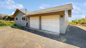 Exterior - Oceanfront home with amazing sunsets, fire pit, & jacuzzi tub (Yachats)