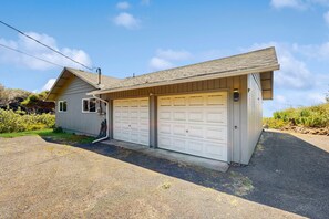 Exterior - Oceanfront home with amazing sunsets, fire pit, & jacuzzi tub (Yachats)