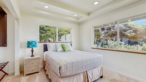 Room - Oceanfront home with amazing sunsets, fire pit, & jacuzzi tub (Yachats)