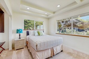 Room - Oceanfront home with amazing sunsets, fire pit, & jacuzzi tub (Yachats)