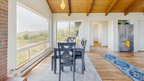 Dining - Oceanfront home with amazing sunsets, fire pit, & jacuzzi tub (Yachats)