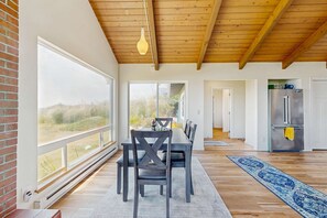 Dining - Oceanfront home with amazing sunsets, fire pit, & jacuzzi tub (Yachats)