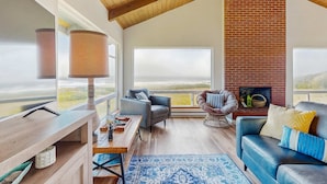 Living area - Oceanfront home with amazing sunsets, fire pit, & jacuzzi tub (Yachats)
