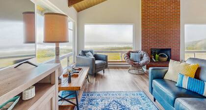 Oceanfront home with amazing sunsets, fire pit, & jacuzzi tub