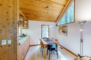 Dining - Relax and Reconnect - Your Cozy Family Retreat in Sisters, OR (Black Butte Ranch)
