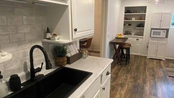 Micro-ondes, four, plaque de cuisson, lave-vaisselle