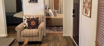 Heritage House- 3 Bed, 1 Bath Newly Remodeled Modern Whole House Rental, Yard