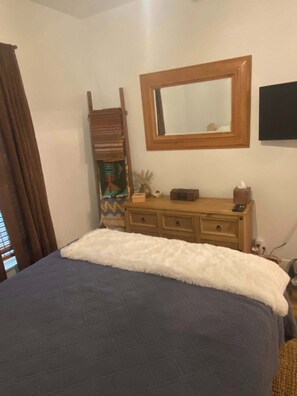 Tabla de planchar con plancha, wifi y ropa de cama