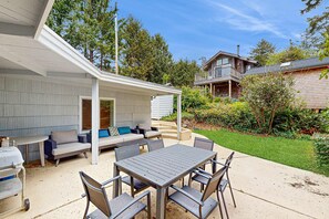 Outdoor dining - Dog-friendly home & ocean views - near the beach (Manzanita)