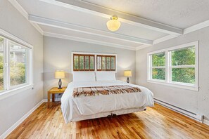 5 bedrooms, iron/ironing board, WiFi, bed sheets - Dog-friendly home & ocean views - near the beach (Manzanita)