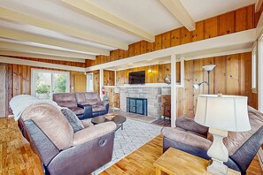 TV, stereo, offices - Dog-friendly home & ocean views - near the beach (Manzanita)