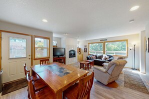 TV, fireplace, DVD player, offices - Dog-friendly 2-story duplex with gas fireplace, enclosed yard, gas grill & W/D (Manzanita)