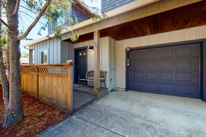 Exterior - Dog-friendly 2-story duplex with gas fireplace, enclosed yard, gas grill & W/D (Manzanita)