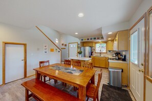 Dining - Dog-friendly 2-story duplex with gas fireplace, enclosed yard, gas grill & W/D (Manzanita)