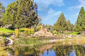 Property grounds - Light & bright family home with shared hot tub, pool & more (Eagle Crest)