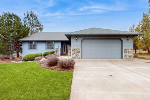 Exterior - Light & bright family home with shared hot tub, pool & more (Eagle Crest)