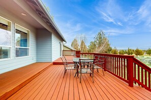 Outdoor dining - Light & bright family home with shared hot tub, pool & more (Eagle Crest)