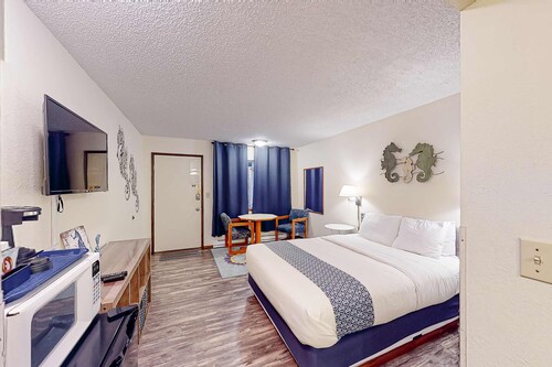 Modern beach hideaway with fast WiFI - walk to downtown shops & eateries