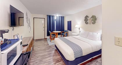 Modern beach hideaway with fast WiFI - walk to downtown shops & eateries