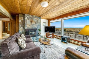 TV, fireplace, DVD player, offices - Oceanfront home with incredible beach views, washer&dryer & 2 kitchens (Seaside)