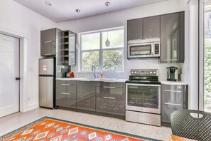 Réfrigérateur, four à micro-ondes, un four, surface de cuisson